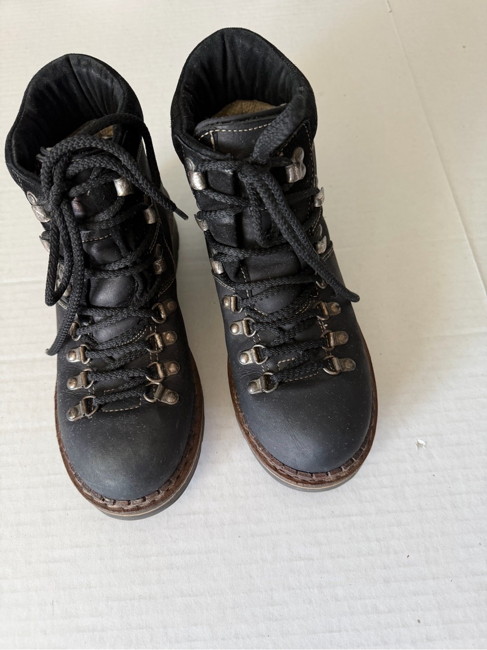 Women’s Arizona Black Leather lace up Hiking Boots size 8